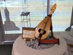 传统乐器展示于精致空间