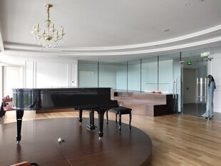 现代简约风格的宽敞客厅