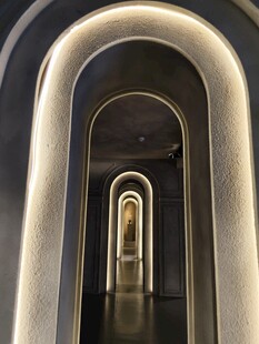 现代拱形通道内景