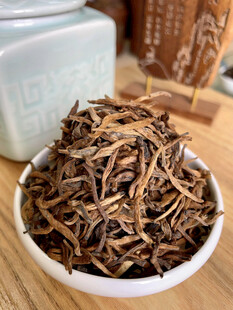 白碗中的滇红茶