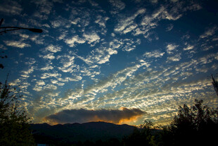 日落时分的绚烂天空景色