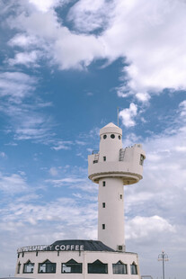 蓝天白云下的白色瞭望塔