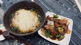 美味面食与炒菜组合