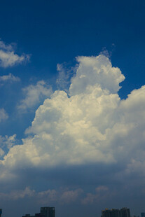 蓝天中的蓬松大朵白云