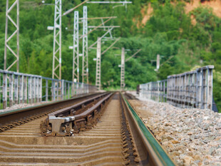 延伸的铁路轨道