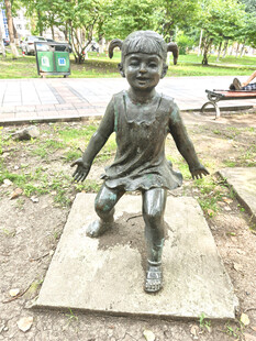 公园中的可爱儿童雕像