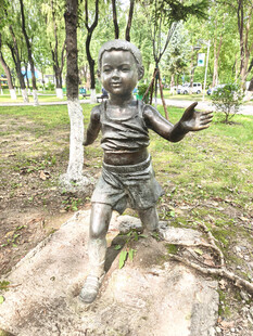 公园中跳跃的孩童雕塑