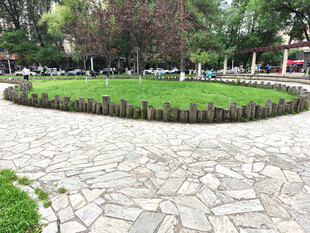 公园内的石砖小径与围栏