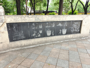 户外刻有图案的石质围栏