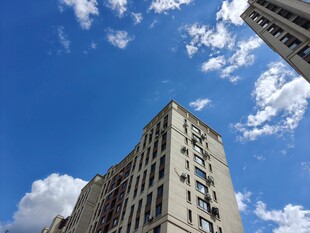 仰望都市高楼与蓝天白云