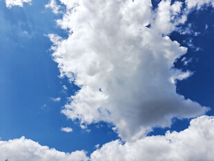 蓝天中的蓬松白云