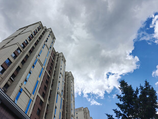 高楼矗立蓝天白云间