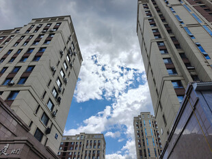 仰视城市高楼与蓝天白云