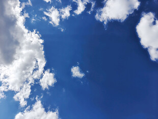 晴朗蓝天与飘浮白云