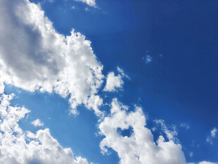 蓝天白云的纯净美景