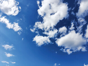 晴朗蓝天与蓬松白云