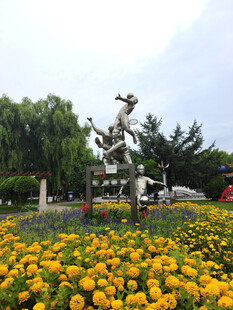 花丛中的雕塑景观