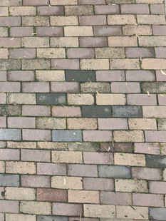 彩色砖块铺就的地面纹理