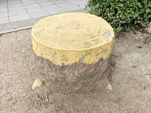 黄色树桩造型的街头设施