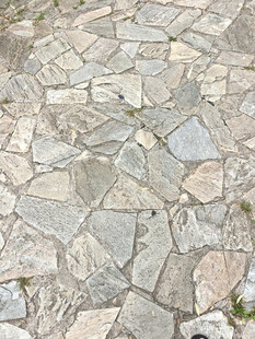 石板铺就的地面纹理