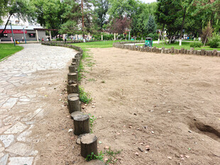 户外石墩分隔的空旷场地