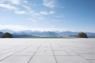 空旷广场与远山蓝天美景