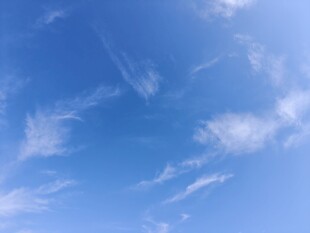 晴朗蓝天与飘逸白云