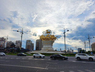 城市广场中的金色雕塑景观