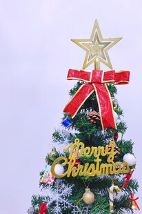 装饰精美的小型圣诞树