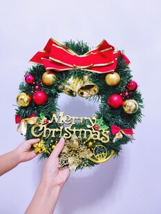 手持圣诞花环装饰