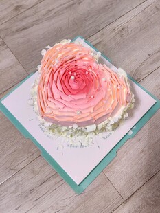 心形渐变花朵装饰精美蛋糕