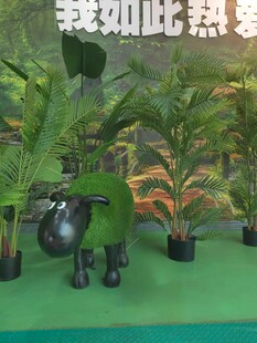 绿色机器人置身植物间