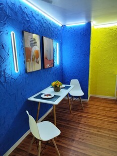 蓝黄撞色的简约室内空间