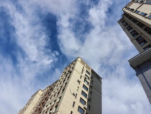 仰视城市高楼与蓝天白云