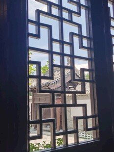 中式窗棂外的古朴景致