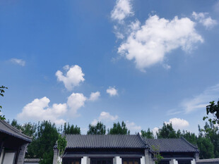蓝天白云下的中式民居