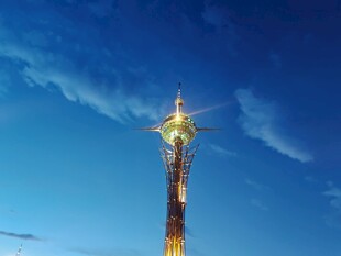 夜幕下璀璨的高耸电视塔