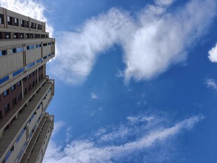 仰望高楼与蓝天白云