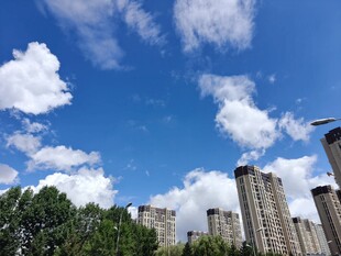 蓝天白云下的城市建筑群