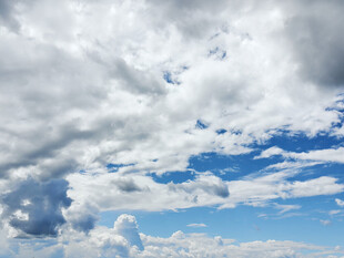 蓝天白云间的壮丽云层