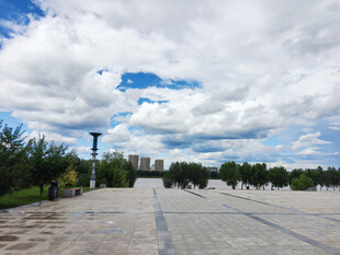 开阔广场蓝天白云风景