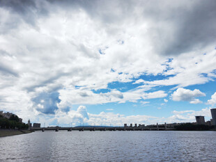 河畔蓝天与城市天际线