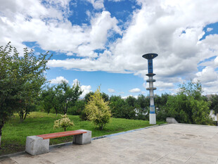 公园休闲场景中的长椅与灯柱