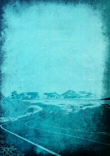 蓝色公路边的朦胧山景