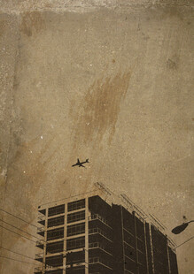 老旧墙面旁的高层建筑