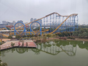 湖畔的惊险过山车景观