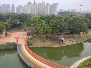 城市公园中的彩虹步道景观