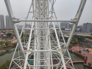 俯瞰壮观的白色摩天轮