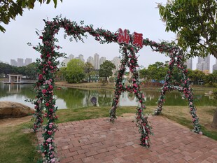 湖畔浪漫花卉拱门景观