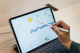 手持笔操作平板查看图表